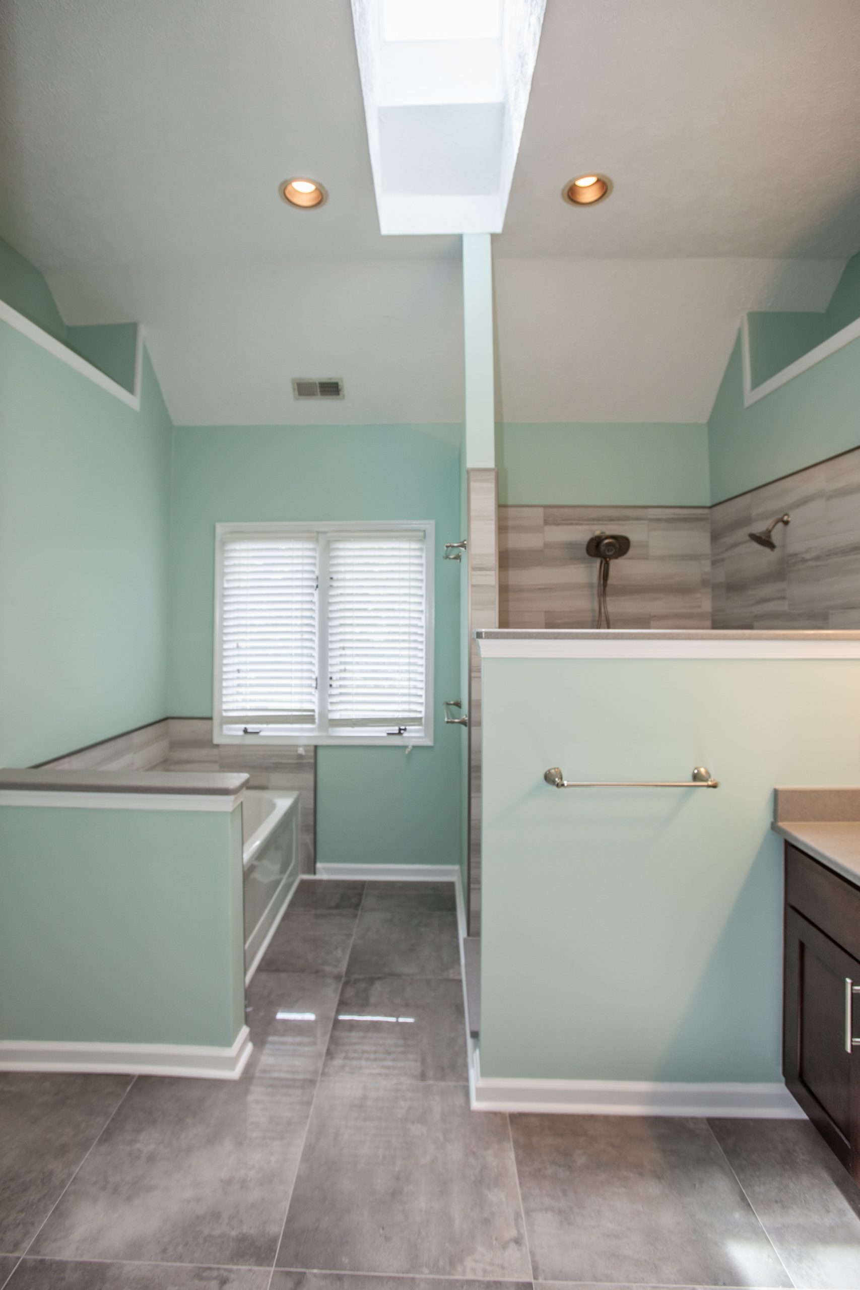 Read more about the article How Much Does It Cost to Paint A Bathroom?